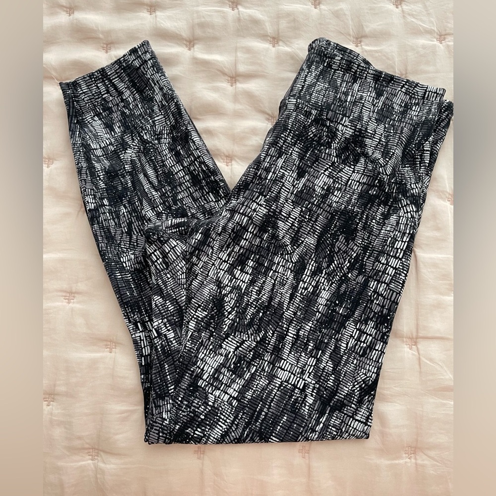 Lululemon Instill HR Tight Black/White Geometric 25” Leggings Sz. 10 LW5EQUS
